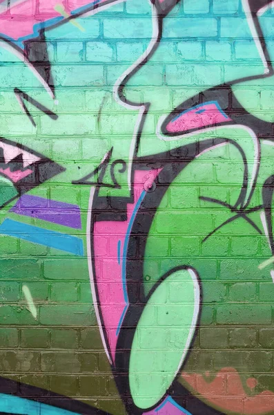 緑の色で古いレンガの壁に落書き絵画の抽象的なカラフルな断片 文字や多色の汚れの一部とストリートアート組成物 サブカルチャーの背景テクスチャ — ストック写真