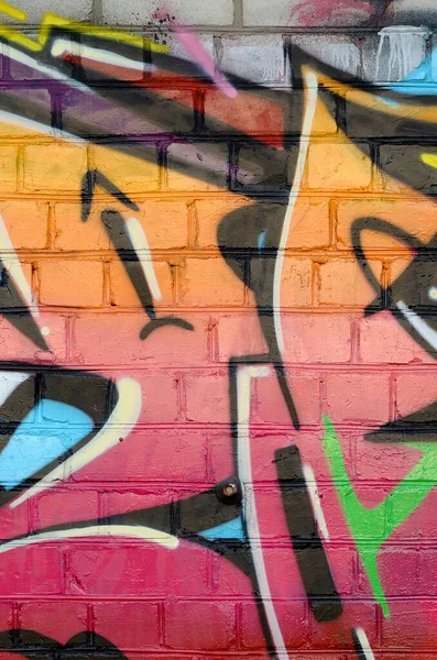 旧砖墙上涂鸦画的彩色片断 街头艺术创作与部分野生字母和彩色污迹 温暖色彩的亚文化背景质感 — 图库照片