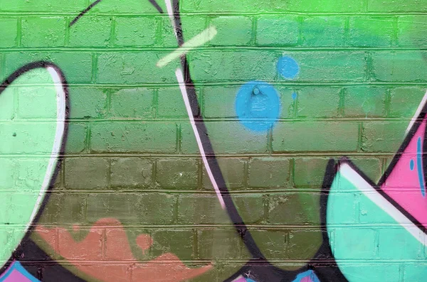 緑の色で古いレンガの壁に落書き絵画の抽象的なカラフルな断片 文字や多色の汚れの一部とストリートアート組成物 サブカルチャーの背景テクスチャ — ストック写真