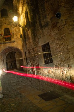 Gece eski köyün manzarası. Yaklaşan arabanın izleri.