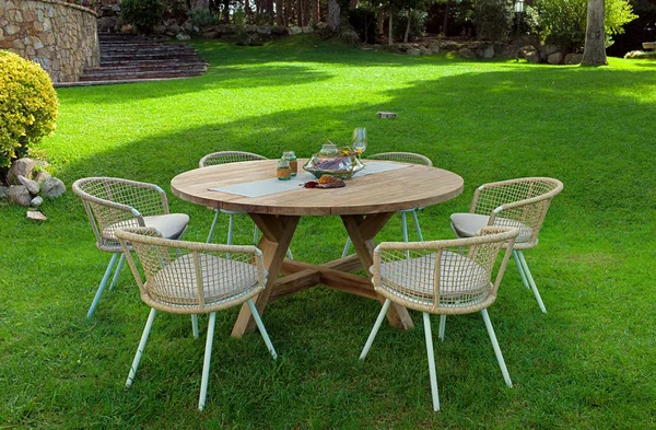 Table Manger Avec Chaises Dans Jardin — Photo