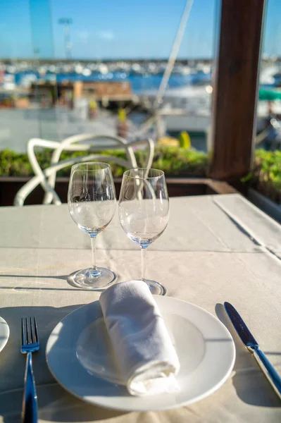 Weingläser Auf Einem Tisch Einem Restaurant Mit Meerblick — Stockfoto