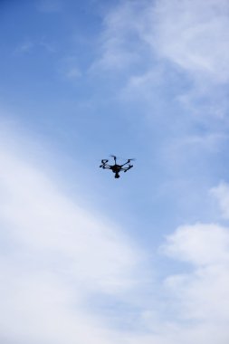 gökyüzü ve bulutlar arka plan üzerinde robot