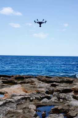 Deniz üzerine hovering dron