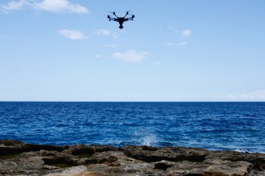 Deniz üzerine hovering dron