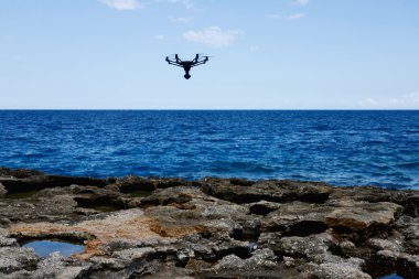 Deniz üzerine hovering dron