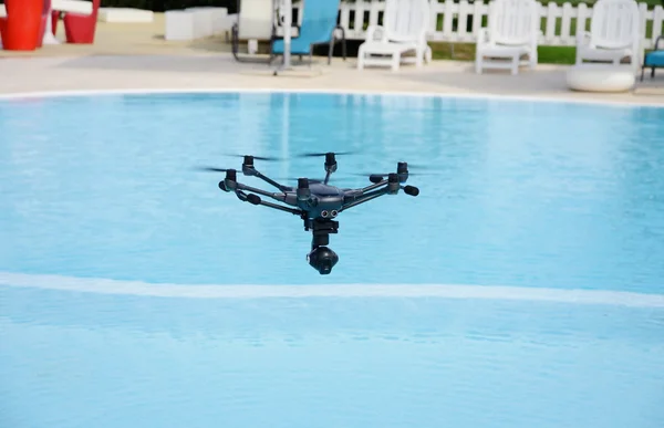 Drohne schwebt über Schwimmbad — Stockfoto