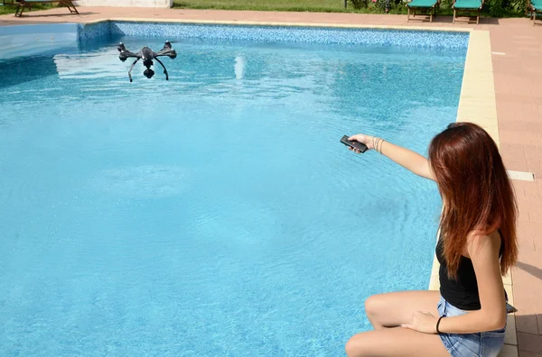 Mädchen fliegen Drohne mit Fernbedienung am Schwimmbad — Stockfoto