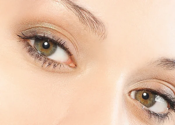 Mooie vrouw groene ogen en make-up — Stockfoto