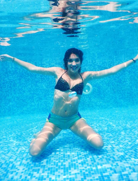 Молода щаслива жінка тіло під водою біля басейну — стокове фото
