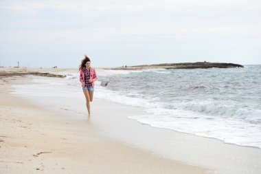 güzel renkli rüzgarlık plajda çalışan kızla