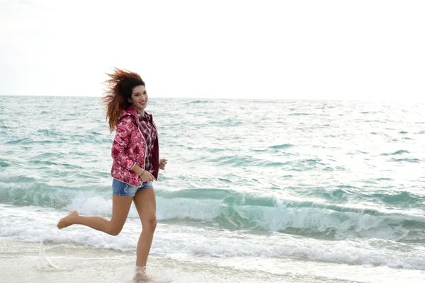해변에서 실행 하는 다채로운 윈드 아름 다운 소녀 — 스톡 사진