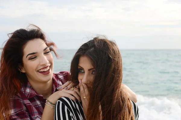 Commérages filles souriant sur la plage — Photo