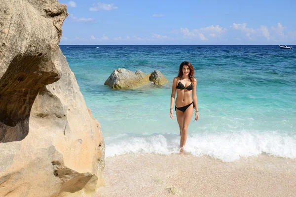 Vrouw met perfect slank lichaam lopen op het strand — Stockfoto