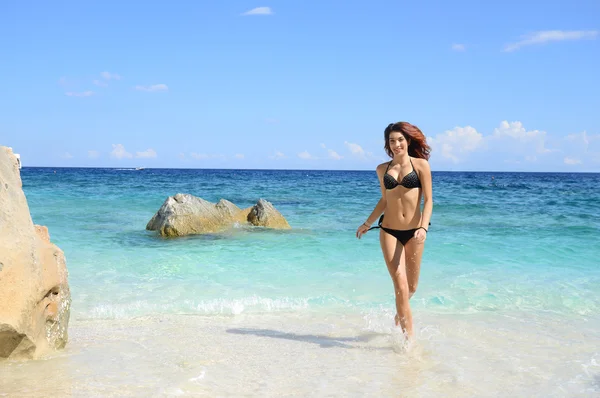 Kvinna med perfekt smal kropp körs i havet — Stockfoto