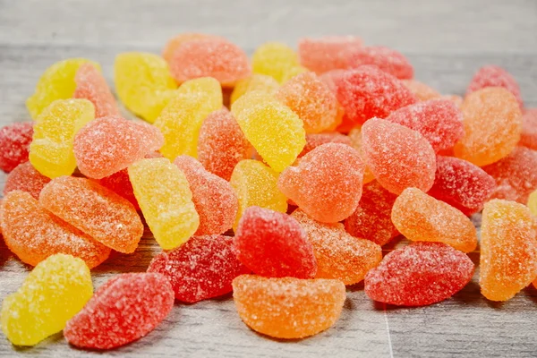 Gummibärchen Bonbons bunten Hintergrund auf Holz — Stockfoto