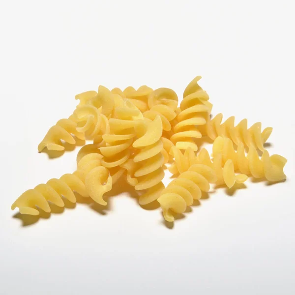 Soort Italiaanse pasta op witte achtergrond — Stockfoto