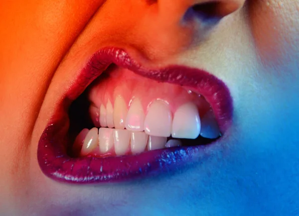 Zbliżenie kobieta sexy czerwone usta — Zdjęcie stockowe