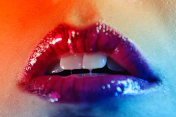 Gros plan de femme sexy lèvres rouges — Photo