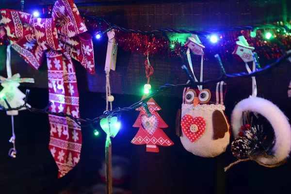 Kerstdecoratie op de open haard met gekleurde lampen — Stockfoto