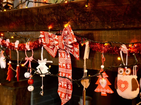 Decoração de Natal na lareira com luzes coloridas — Fotografia de Stock