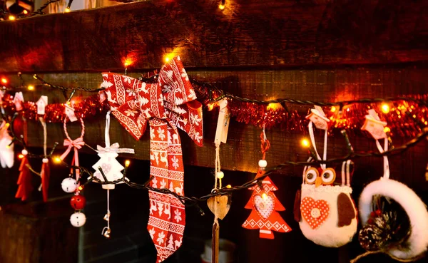 Decoración de Navidad en la chimenea con luces de colores —  Fotos de Stock