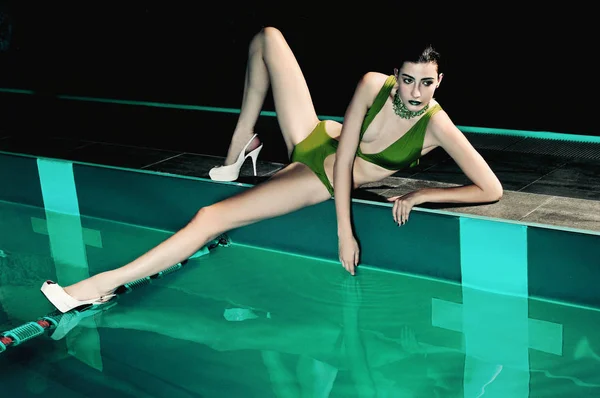 Mode femme en maillot de bain vert par piscine verte — Photo