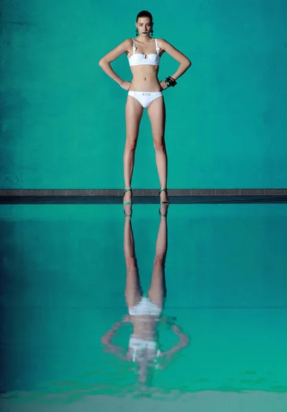 Moda Kobieta w strój kąpielowy w basenie zielony — Zdjęcie stockowe