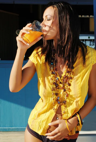 Szczęśliwa kobieta z szklankę świeżego soku pomarańczowego — Zdjęcie stockowe
