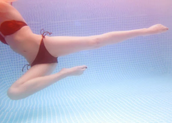 Schöner Frauenkörper unter Wasser — Stockfoto