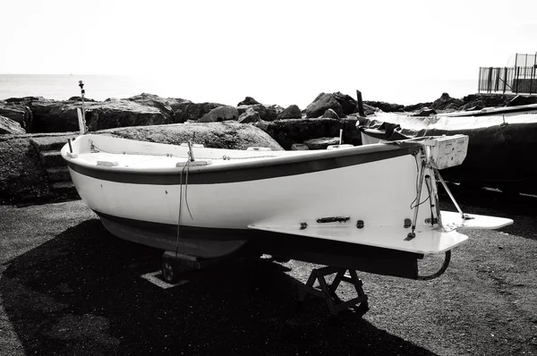 Traditionelles Fischerboot in nervi, ligurien, italien — Stockfoto