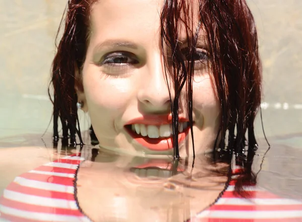 Portret pięknej kobiety szczęśliwy w basenie — Zdjęcie stockowe