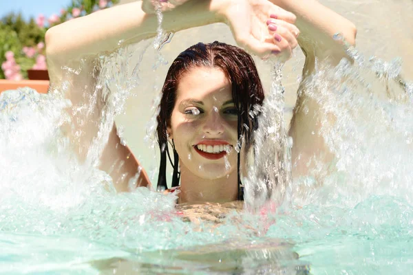 Красивый портрет счастливой женщины в бассейне — стоковое фото