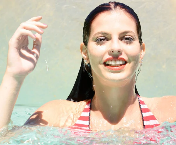 수영장에서 아름 다운 행복 한 여자 초상화 — 스톡 사진