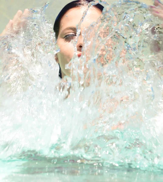Mooie gelukkige vrouw portret in het zwembad — Stockfoto
