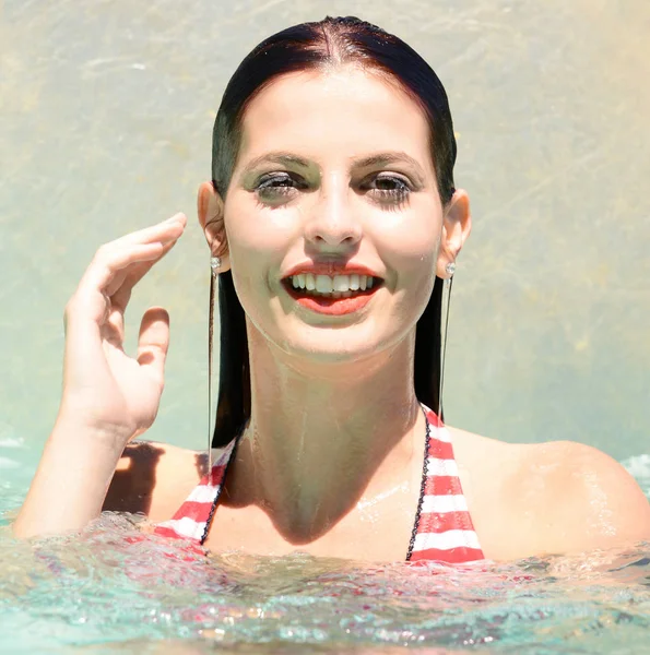 Beautiful happy woman portrait in  the pool — Stock Photo, Image