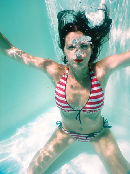 Femme beau corps nager sous l'eau — Photo