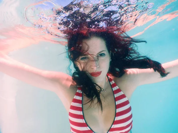 Szczęśliwa kobieta piękny portret uśmiech pod wodą — Zdjęcie stockowe