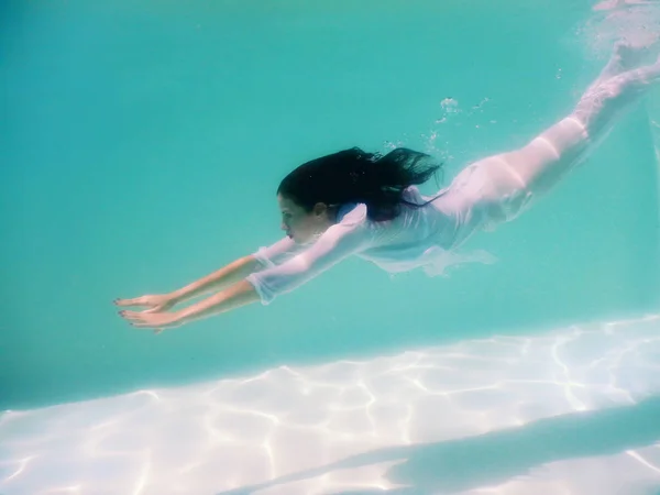 Vrouw mooi lichaam onderwater zwemmen in witte jurk — Stockfoto