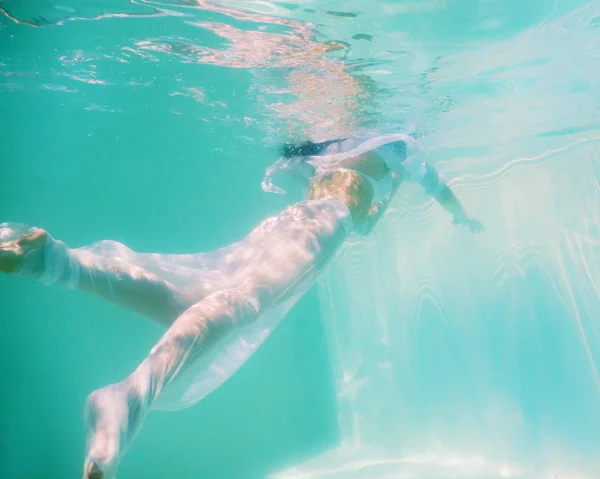 Woman beautiful body swim underwater in white dress — Stock Photo, Image