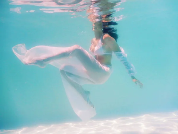 Woman beautiful body swim underwater in white dress — Stock Photo, Image