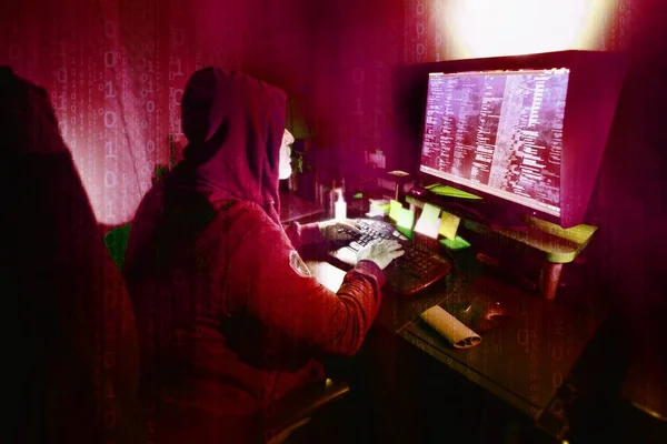 Επικίνδυνη χάκερ κλέβει δεδομένων-έννοια — Φωτογραφία Αρχείου