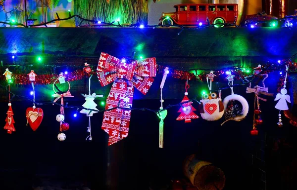 Kerstbal met gekleurd licht op open haard — Stockfoto