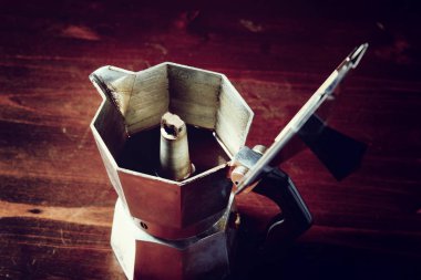 Damalı peçete üstten görünüm kırmızı kahve fincanı ahşap tablo