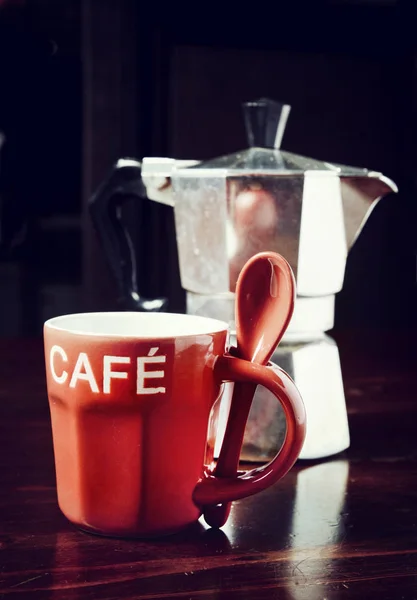 Tasse à café rouge et cafetière vintage sur table en bois sombre — Photo