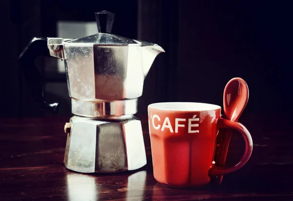 Tasse à café rouge et cafetière vintage sur table en bois sombre — Photo