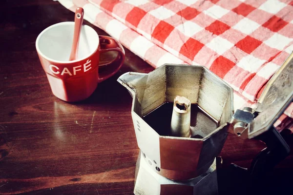 Draufsicht auf karierte Serviette auf Holztisch mit roter Kaffeetasse — Stockfoto