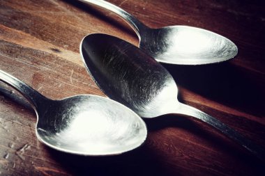koyu ahşap masa üzerinde eski kullanılan çatal bıçak takımı