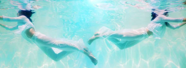 Vücut Yüzme sualtı beyaz elbiseli güzel kadın — Stok fotoğraf