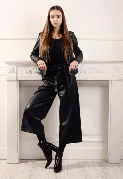 Güzel genç kadın moda siyah elbiseli ince gövdeli — Stok fotoğraf